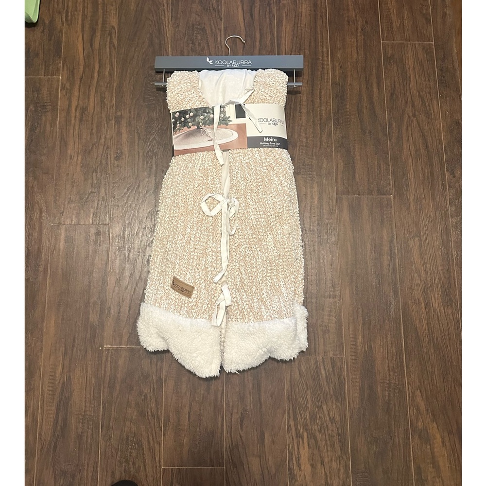 Koolaburra by Ugg Tree Skirt Meira 54” round NEW